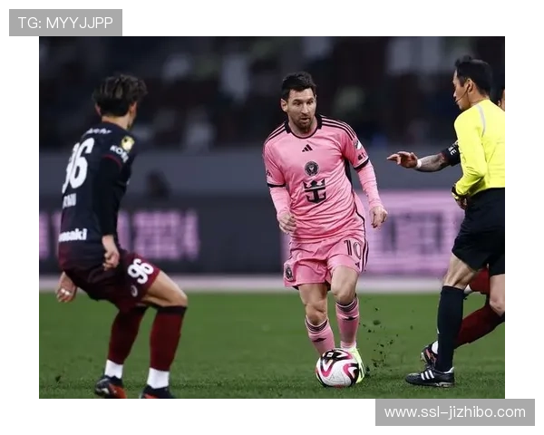 特写:38岁老将帕耶替补登场,接受主场球迷起立致敬